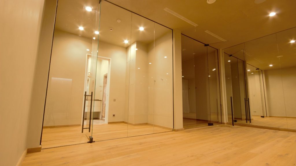 Glass partition wall