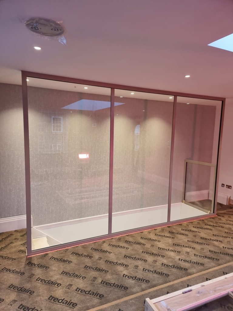 Glass partition wall