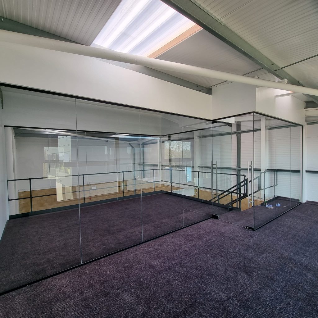 Glass partition wall